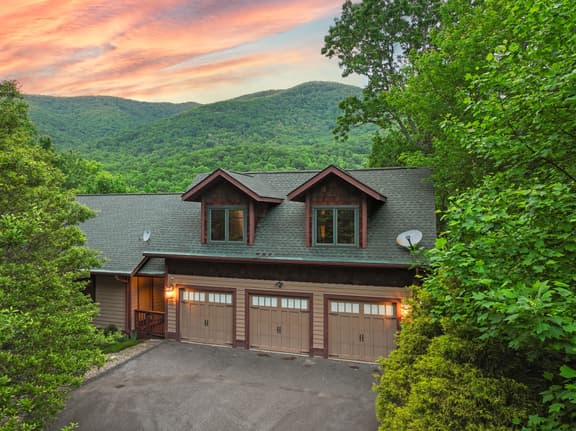 Stunning Mtn Views~ HotTub~Movie Theater~Game Room