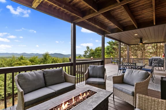 Mountain Views | Games | Hot Tub | Fire Pit | BBQ