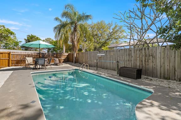 3 miles to Honeymoon Island~ Firepit & Pool