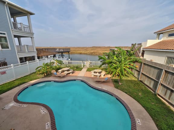 Waterfront Condo~1 Block to Beach~Pool Access