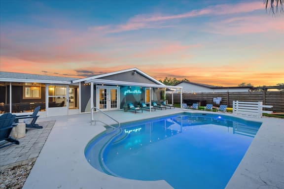 Pool, Hot Tub, Game Room & More - Sleeps 10!