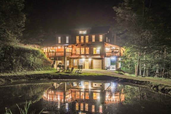 Sleeps 16 • Hot Tub•Sauna•Dogs Welcome•Ping Pong