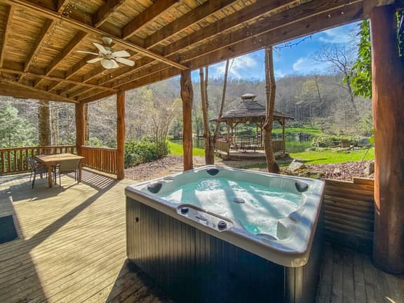 Lakeside Cabin - 2 Fireplaces-Hot Tub~Sauna~Games