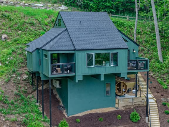 Sleeps 10~Stunning Views~Private Sauna~Fireplace