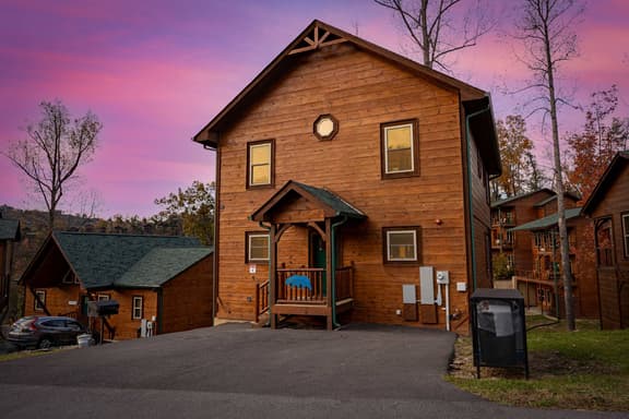 Modern Cabin • Movie Theater • Hot Tub • Game Room