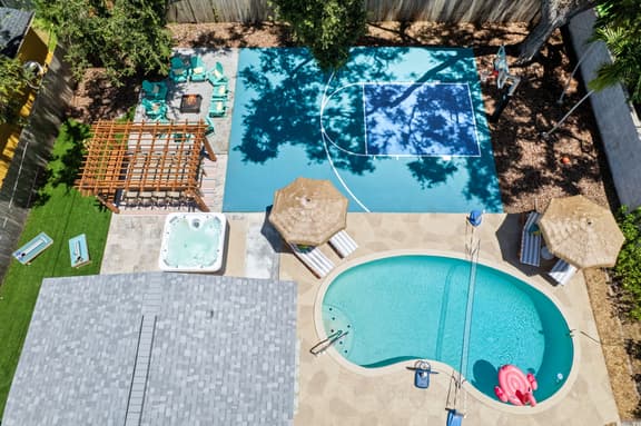 Sleeps 10•Pool•Hot Tub•Sport Court•Pool Table