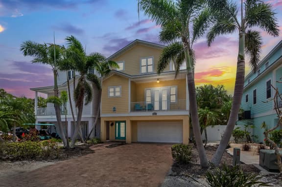 Holmes Beach - Pool - Minutes to Beach - Sleeps 8