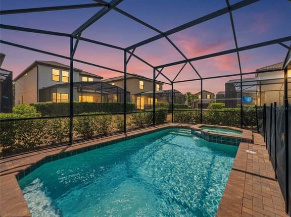 Mins away from Theme Parks • Resort Access • Pool