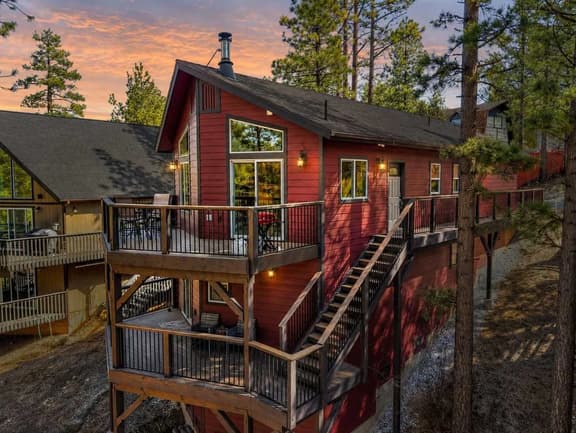 Hilltop Cabin | Fireplace - Games - Views